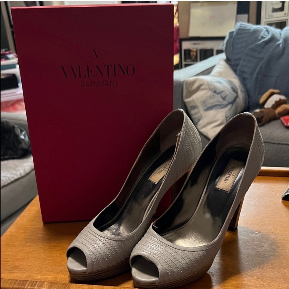 VALENTINO GARAVANI | Light Grey Peep Toe Heels Size 9.5